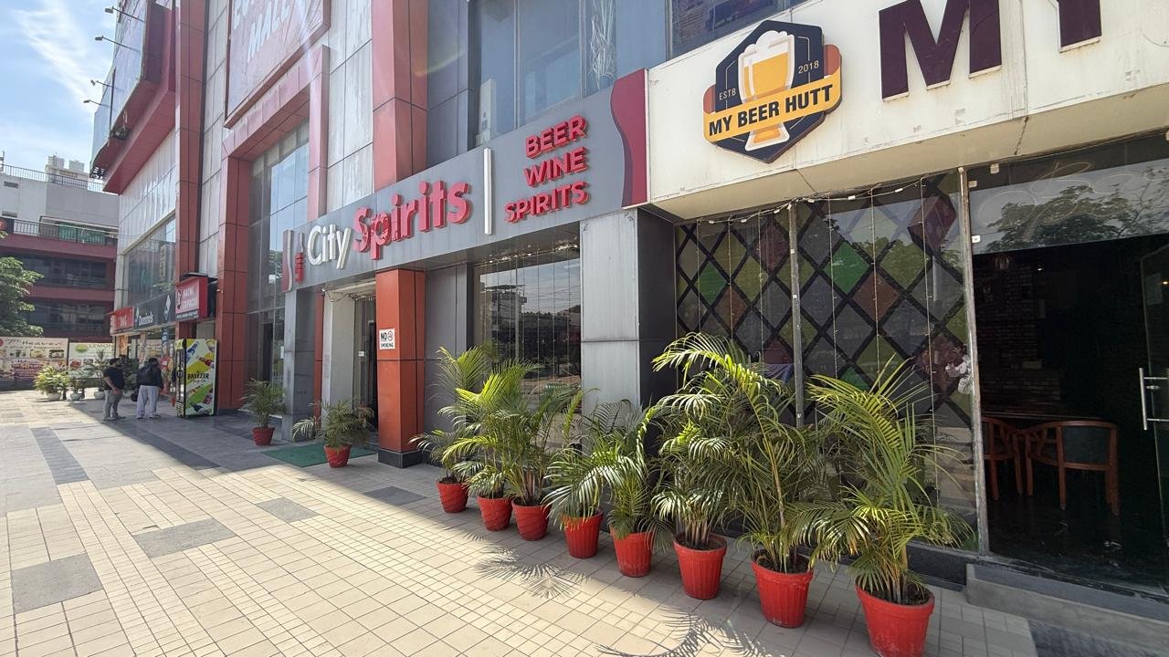 2000 Sqft Shop/office space at ground floor Vikas Mall Vasant Vihar