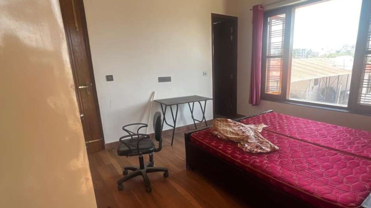 Fully Furnished 1 BHK Bedroom Set for Rent in Nehru Colony – Ideal for Female Tenants